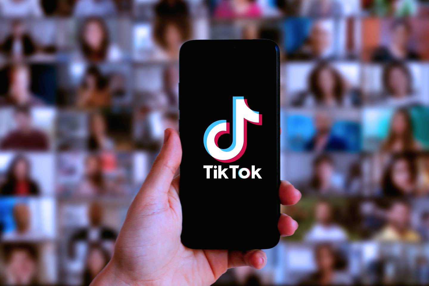 TikTok recibe multa de 345 millones de euros por violar ley datos de menores en Europa. Shutterstock