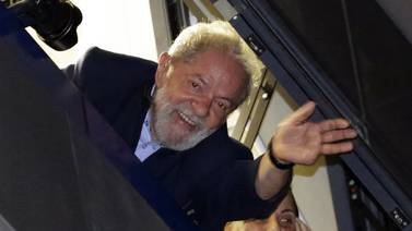 Lula “bien” pero “indignado” en prisión, mientras sus seguidores inician vigilia