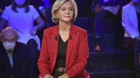 La derecha francesa elige a una candidata moderada para enfrentar a Macron en presidencial