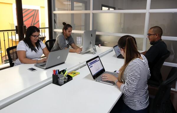 Los contribuyentes deben hacer la mejor selección posible del proveedor del sistema de facturación electrónica. En la foto Karolian Piñeda, Dayana Campos, Jimmy Guevara y Marco Ledezma de la firma Siku. (Foto Graciela Solis)