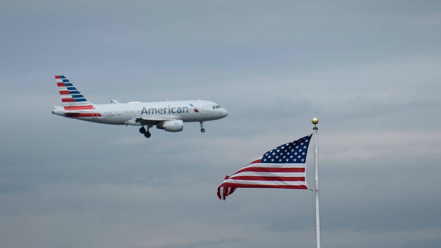Un avión de American Airlines se acerca al Aeropuerto Nacional Ronald Reagan de Washington, en Arlington, Virginia.