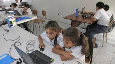 ¿Qué provoca el lento avance de las iniciativas de alfabetización digital y la red de banda ancha para escuelas y colegios?