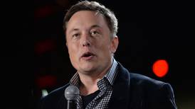 Padre de Elon Musk dice que una educación austera impulsó ambición del fundador de Tesla 