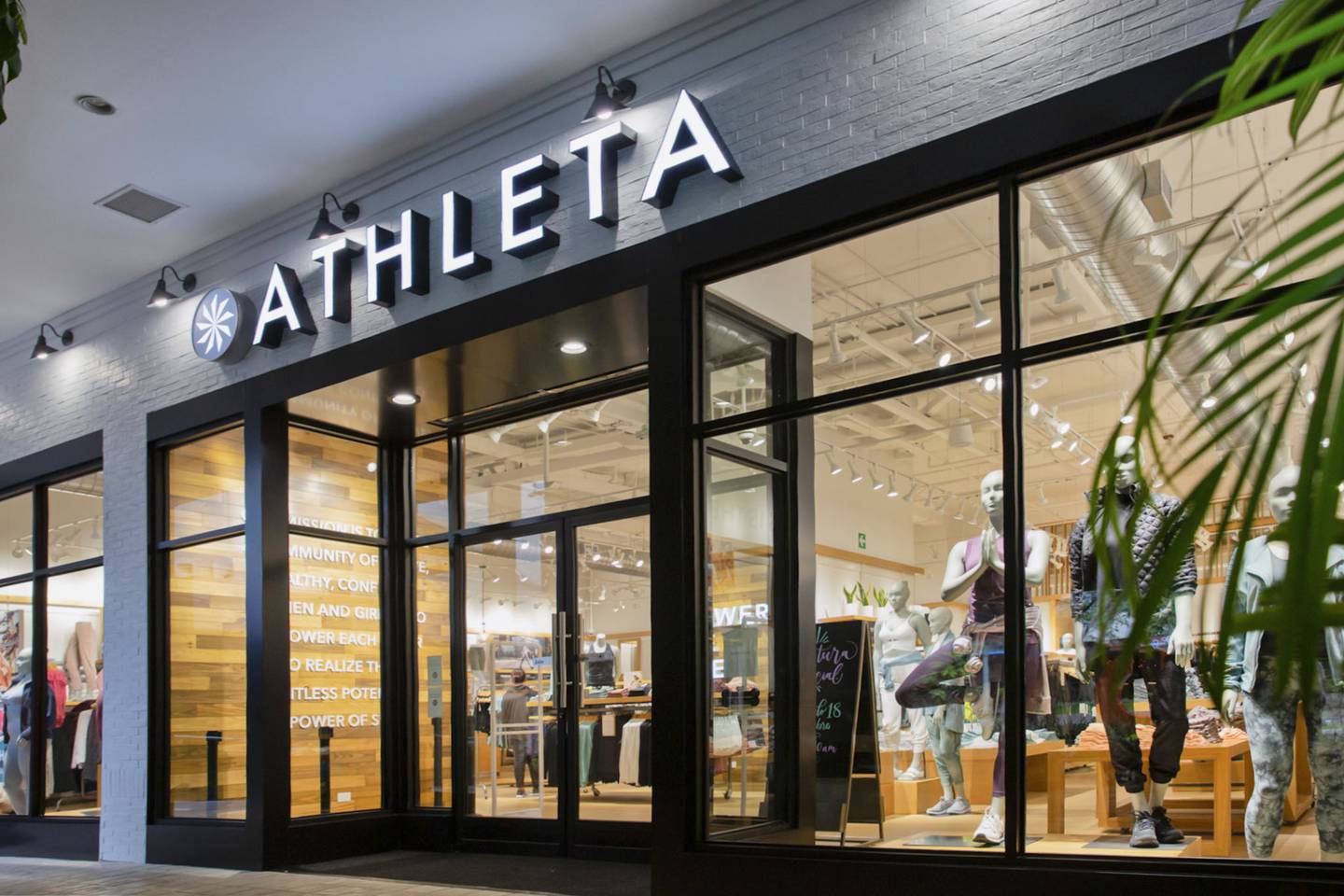 La marca Athleta anuncia la apertura de su primera tienda en Costa Rica |  El Financiero