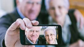 Recuerde: los mayores de 60 también compran teléfonos para tomarse “selfies”