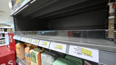 Ómicron deja estanterías casi vacías en supermercados de EE. UU.
