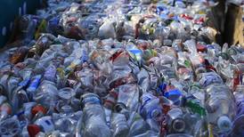 La OCDE advierte que menos del 10% del plástico que se produce en el mundo es reciclado