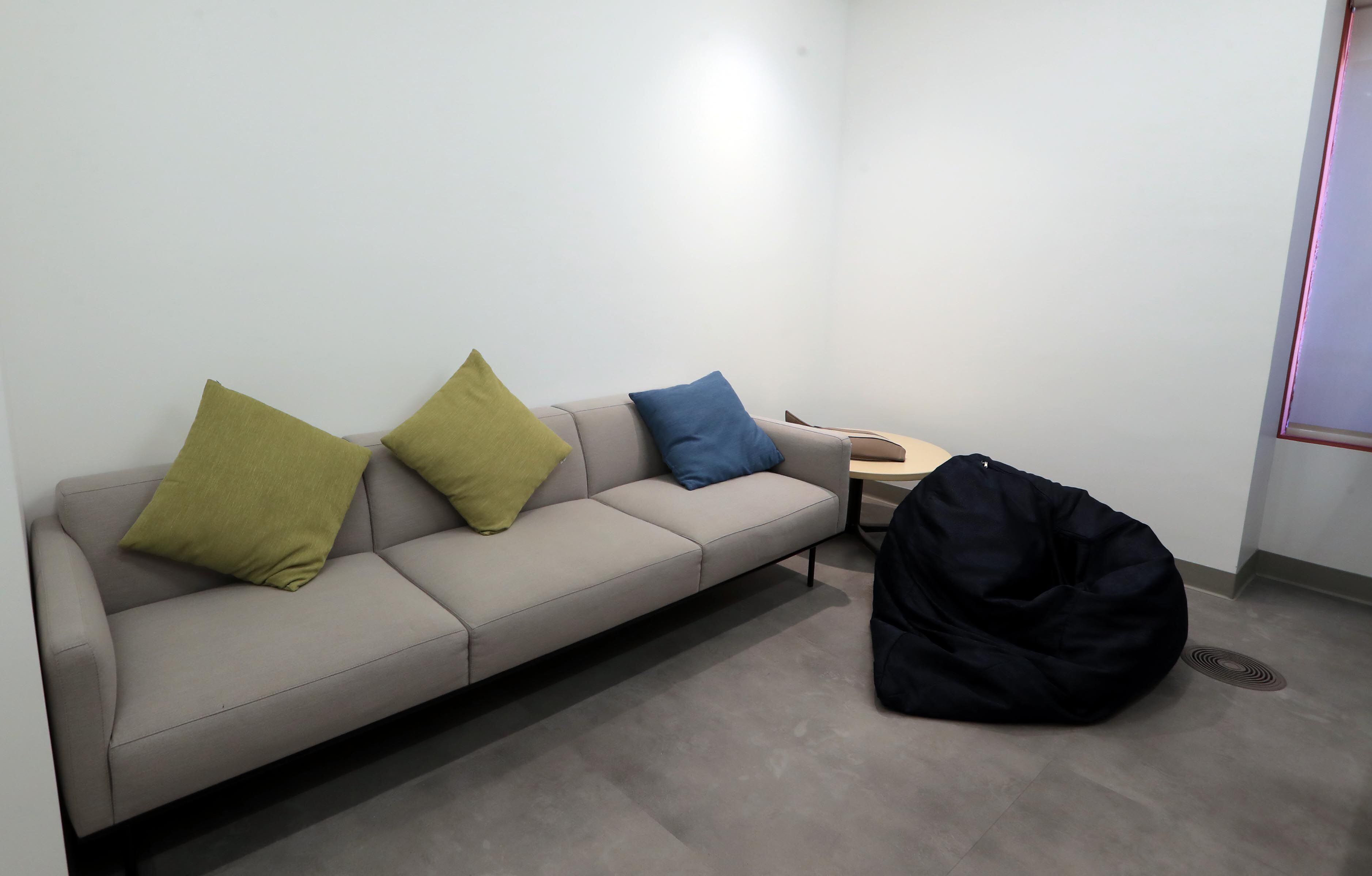 Sala de descanso (¿necesita una siesta?) y meditación en BAC en El Roble. (Foto Alonso Tenorio)