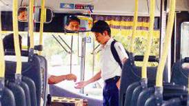 Autoridades y transportistas firman convenio para impulsar el pago electrónico en buses