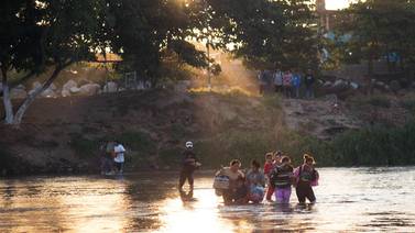 Migrantes de nueva caravana de centroamericanos intentan entrar ilegalmente a México