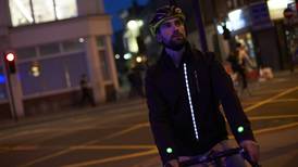 Ford desarrolla chaqueta inteligente para ciclistas