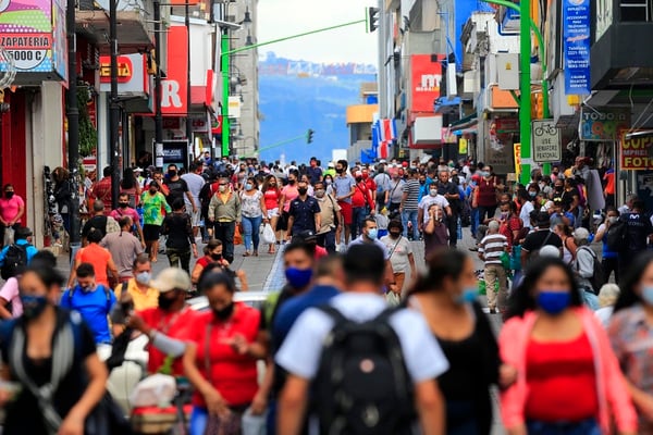 San José. Mucha gente caminando por avenida 4, la mayoría con mascarilla, pero siempre aparecen algunos que no la usan. Foto: Rafael Pacheco