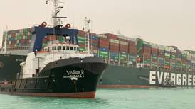 Portacontenedores gigante bloquea el Canal de Suez y provoca retrasos a decenas de buques