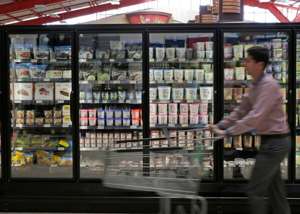 Las puertas de las refrigeradoras y las agarraderas de los carritos, están entre las superficies que se deben limpiar más en los supermercados. Foto: Albert Marín.