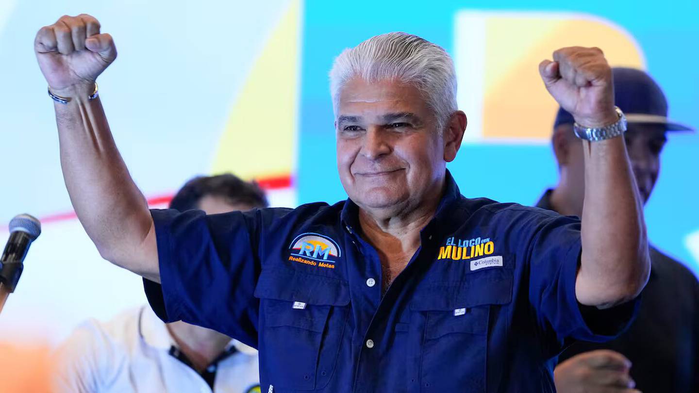 El candidato presidencial José Raúl Mulino celebra tras ganar las elecciones generales en la Ciudad de Panamá, el domingo 5 de mayo de 2024.
Foto: MATIAS DELACROIX (AP)