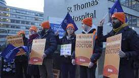 Inicia en Inglaterra la huelga más larga de la historia en el sistema público de salud