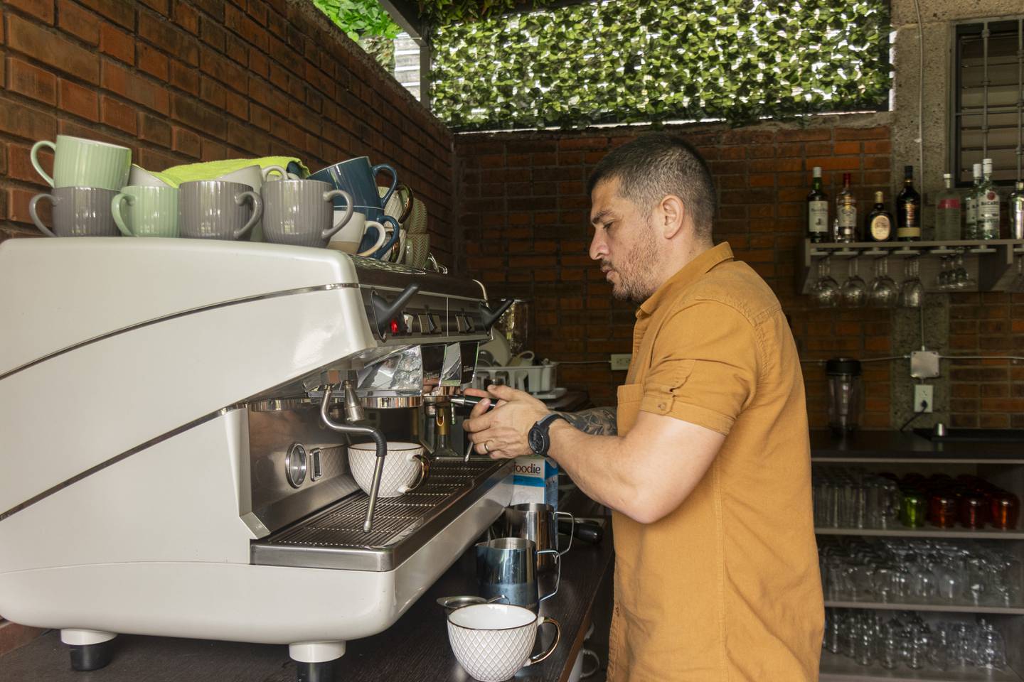 17/10/2023. Entrevista a Johan Coto, propietario de la cafetería: Coffee & Kids. Bello Horizonte, Escazú. En la fotografía: Johan Coto. Fotografía: Lilly Arce.