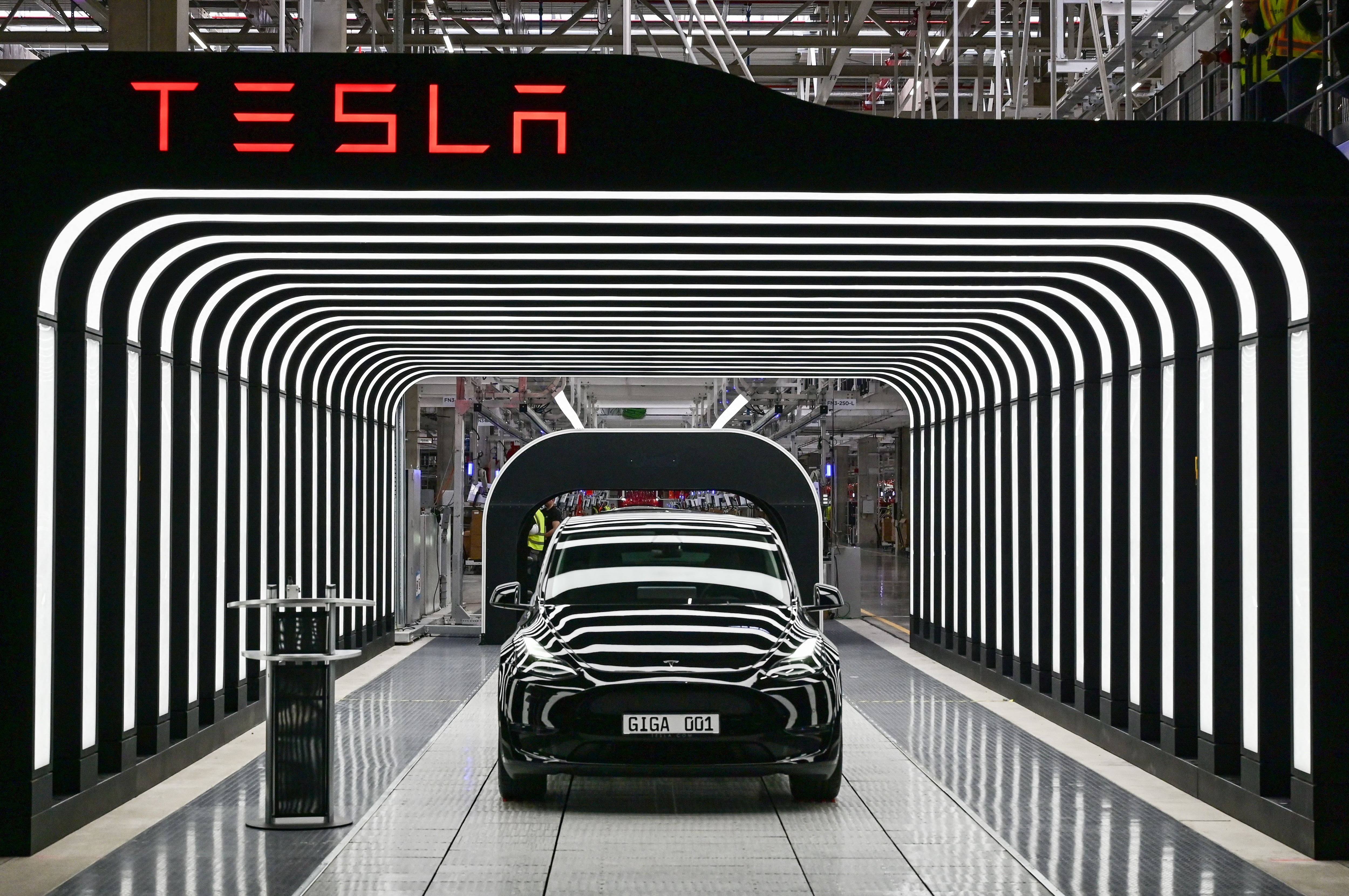 Tesla perdió ante el chino BYD el primer lugar mundial en el mercado de vehículos eléctricos en el último trimestre de 2023. (Foto: Patrick Pleul / POOL / AFP)