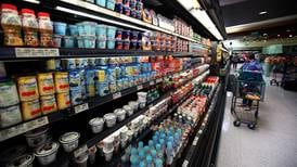 Supermercados y tiendas de conveniencia luchan por alentar el consumo 