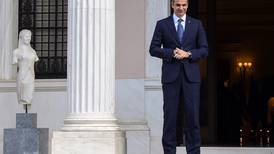 Grecia lidia con la recesión tras buen manejo de la pandemia y mientras el primer ministro gana popularidad
