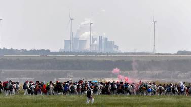 Activistas ecologistas protestan “pegándose” a pistas de aeropuertos en Berlín y Múnich