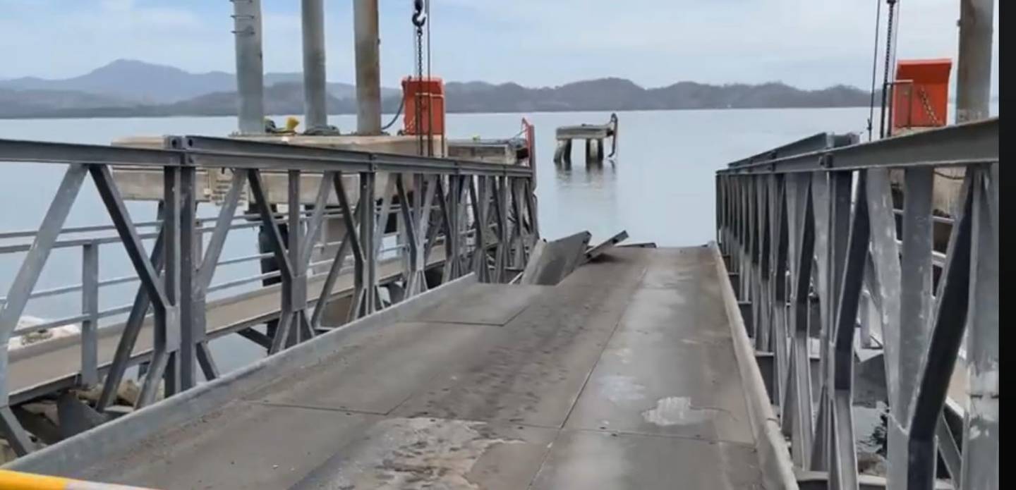 El ferry Tambor III, de la Naviera Tambor, colisionó la rampa de acceso en el Paquera la mañana de este martes.