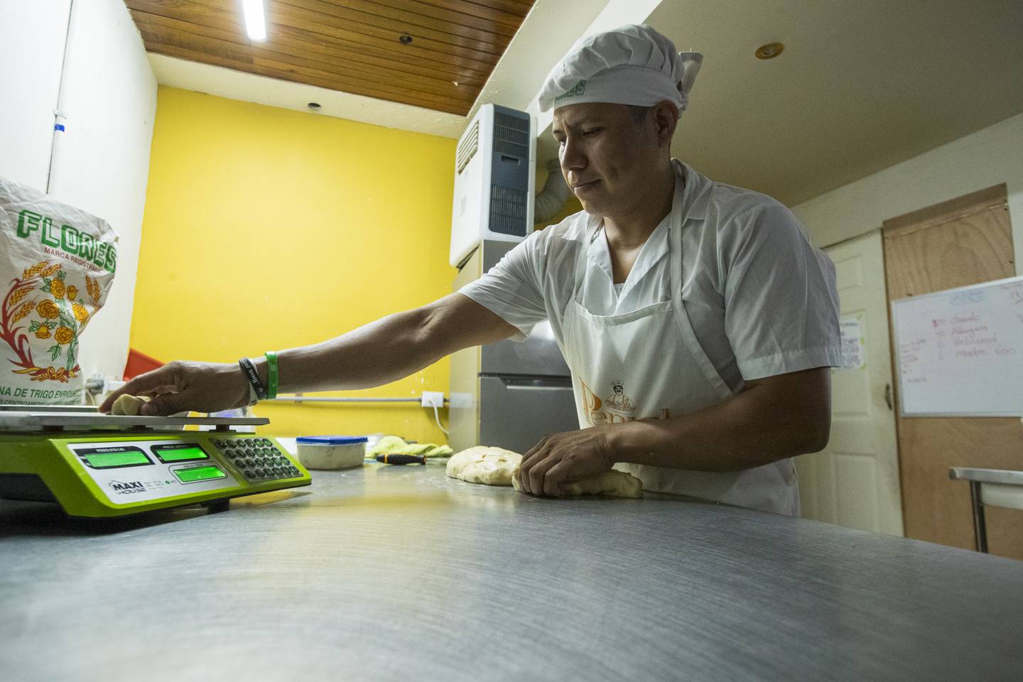 3010/2023, Heredia, Belén, entrevista con María José Rodríguez y Jorge López, creadores de Praliné, una distribuidora de queques y panadería.