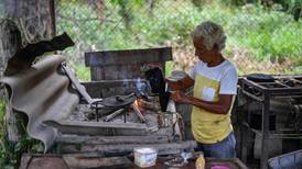 La leña para cocinar recae sobre los hombros de una Venezuela sin gas