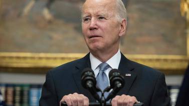 Bienes confiscados a oligarcas rusos deberían ser transferidos a Ucrania, propone Biden 