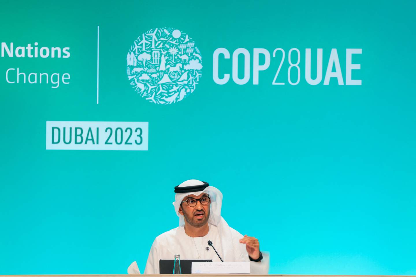 El presidente de la COP28, el Sultán Ahmed Al Jaber, habla durante la conferencia de prensa inaugural de la cumbre climática