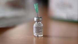 Vacuna de Pfizer genera controversia en torno a la cantidad de dosis extraíbles de cada frasco