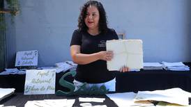 La microempresaria de Tres Ríos que crea papel artesanal de fibras naturales y papel reciclado