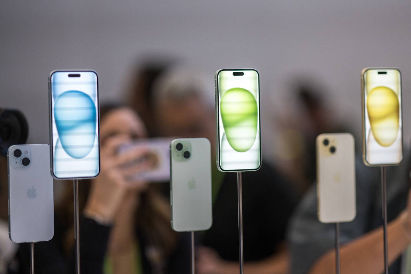 Los modelos Apple iPhone Series 9 se exhiben entre otros productos nuevos durante un evento de lanzamiento en Apple Park en Cupertino, California