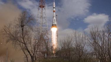Rusia lanzará una nave para rescatar a tres tripulantes de la Estación Espacial Internacional