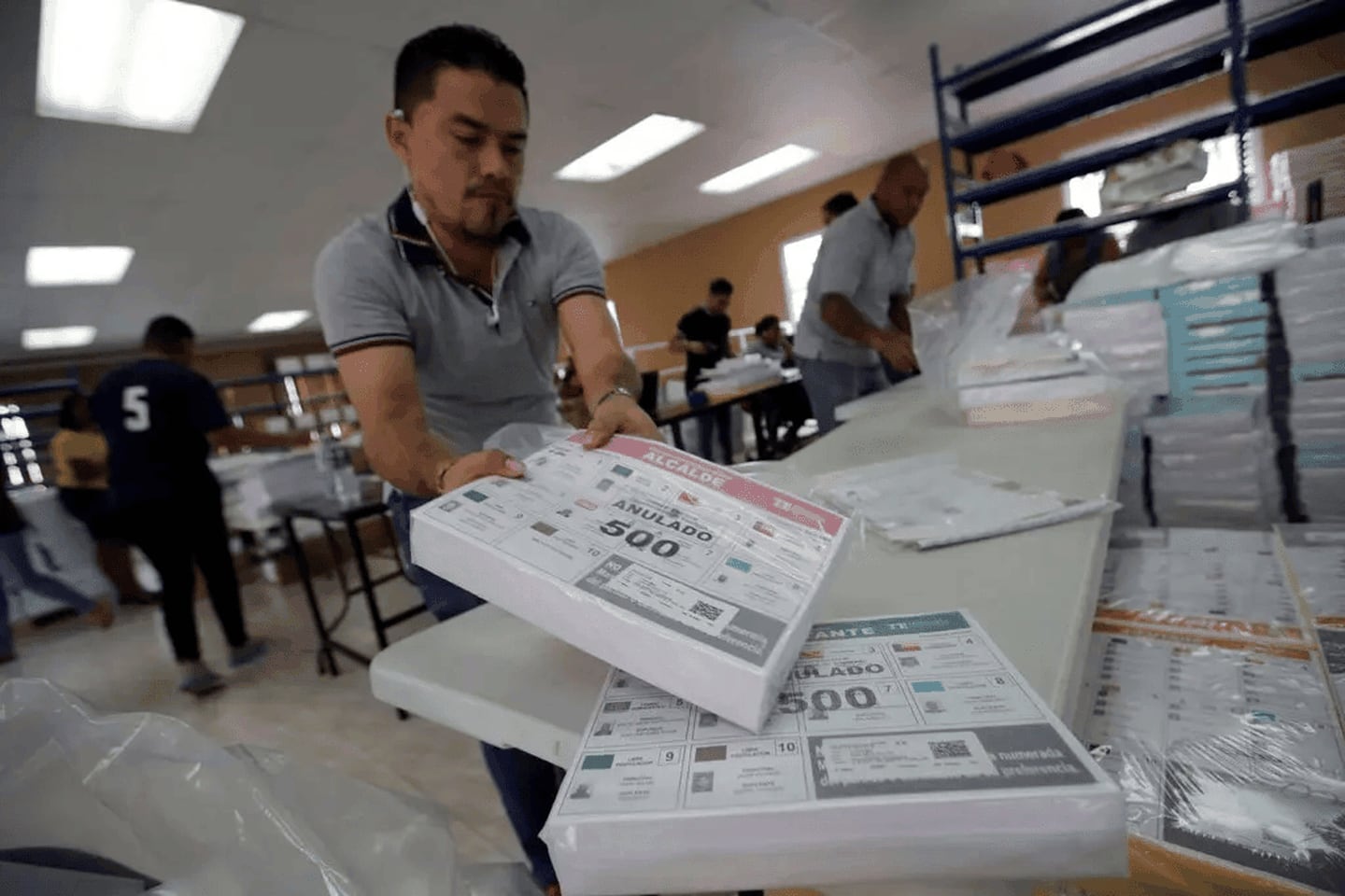 Miembros del Tribunal Electoral de Panamá organizan las boletas para las elecciones del 5 de mayo, en las cuales 2,7 millones de panameños votarán para renovar todos los cargos de elección popular. Foto: Bienvenido Velasco/EPA vía Shutterstock