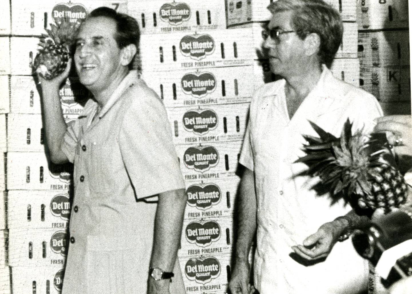 El cultivo de la piña captó la atención de las autoridades nacionales. En la imagen (izquierda) Jorge Manuel Dengo, vicepresidente del gobierno de Óscar Arias 1986-1990.