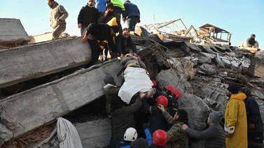Equipos de rescate luchan para encontrar a supervivientes del terremoto en Turquía y Siria que deja más de 11.200 muertos