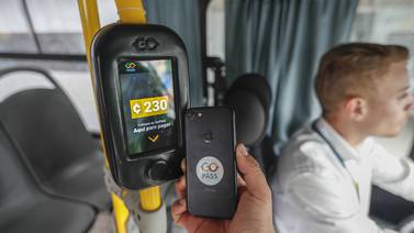¿Por qué los usuarios deben asumir el costo de implementar el pago electrónico en buses?
