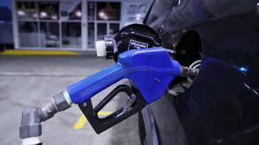 Petróleo vuelve a superar los $60 tras casi un año de bajas en el precio