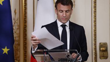 Macron promulgó su impopular reforma de las pensiones en Francia pese a protestas