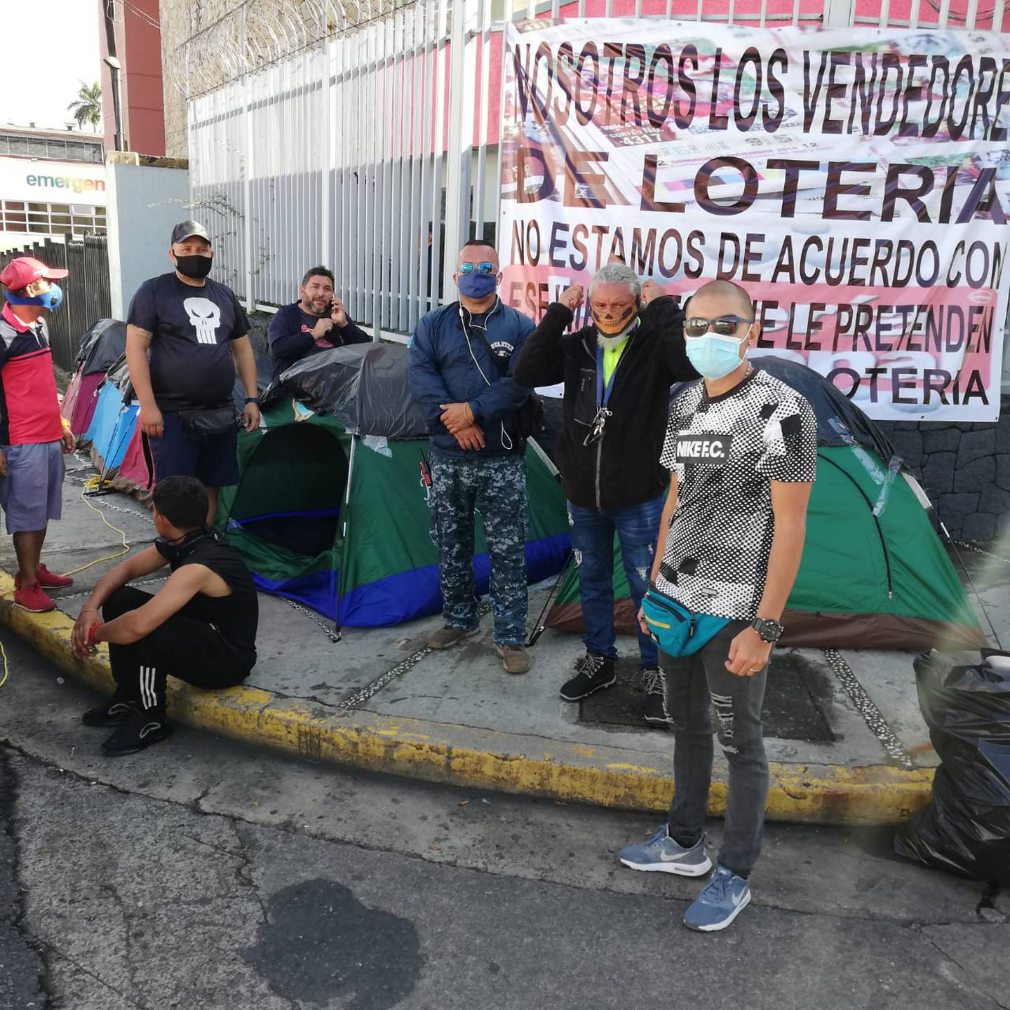 Unos 50 vendedores de lotería pasaron la noche del 30 de setiembre al 1 de octubre en tiendas de campaña frente al edificio de la Junta de Protección Social, en San José, protestando por lo que consideran injusticias