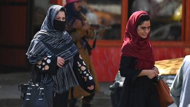Mujeres vuelven al trabajar en el aeropuerto de Kabul a pesar del temor del nuevo régimen