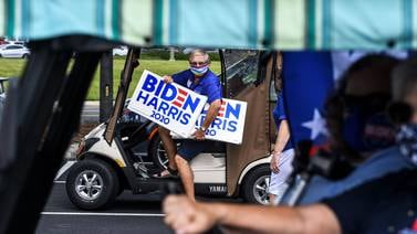 Tensión política pro y anti Trump viaja en carritos de golf dentro de una comunidad de jubilados en Florida