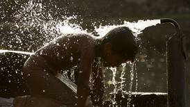 Piscinas llenas y grifos secos en Ciudad del Cabo: ‘la desigualdad del agua’