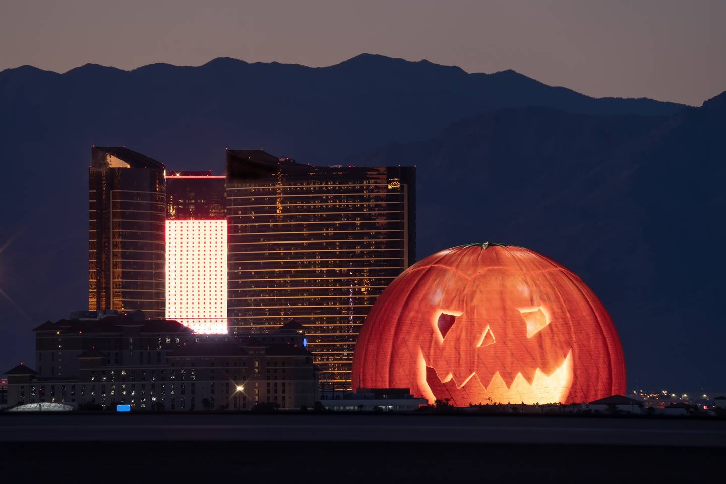 La Esfera en Las Vegas con animación de Halloween. Shutterstock.