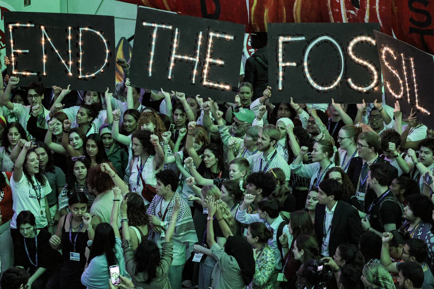 Activistas climáticos asisten a una protesta contra los combustibles fósiles durante la Conferencia de las Naciones Unidas sobre el Cambio Climático COP28.