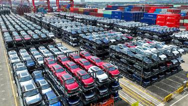 Gigantes automotrices libran guerra de precios de autos eléctricos en feria de Pekín