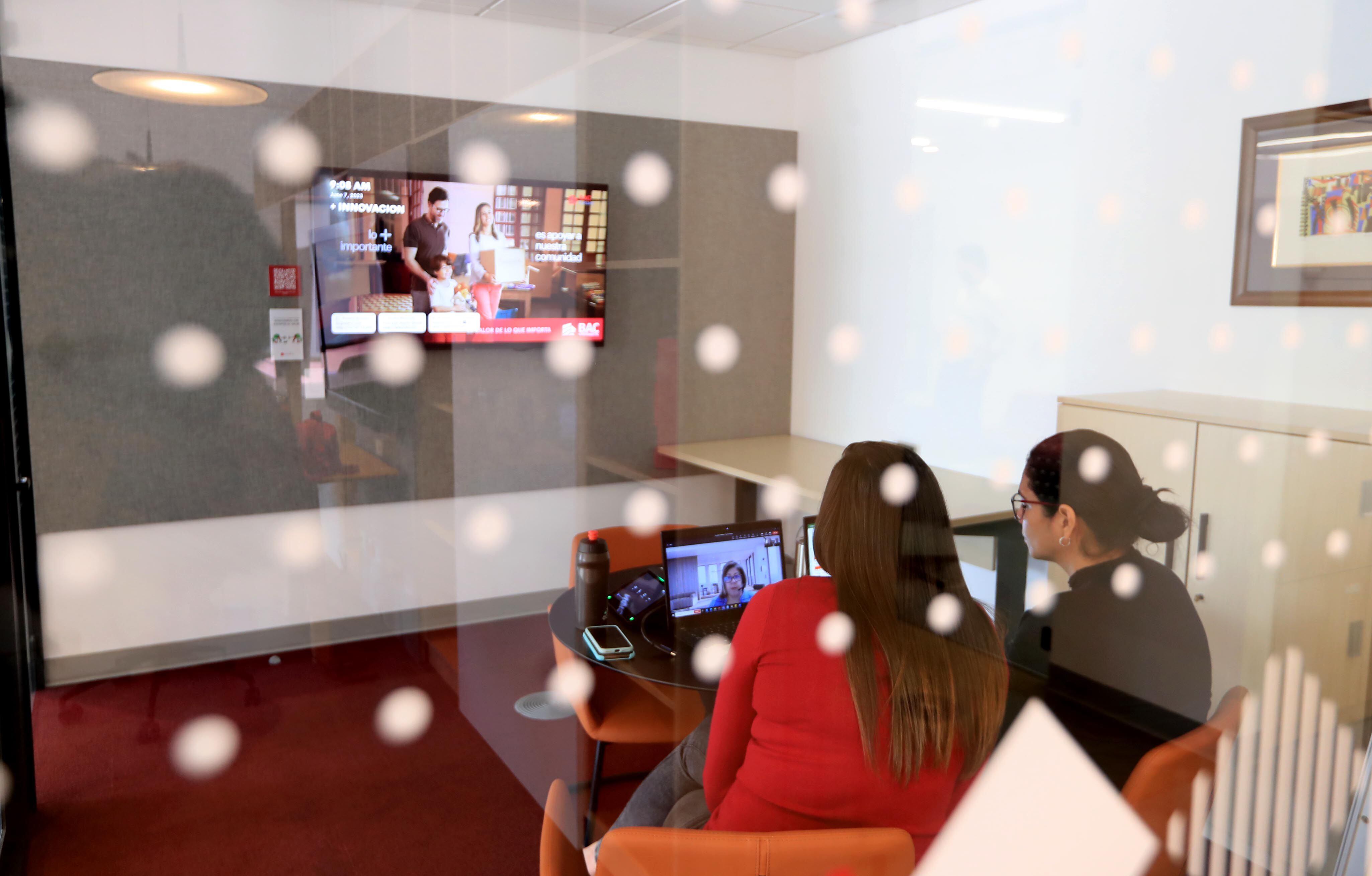 Las salas de reuniones pasaron de tener pantallas para presentación de filminas a contar con tecnología para reuniones presenciales y virtuales. (Foto Alonso Tenorio)