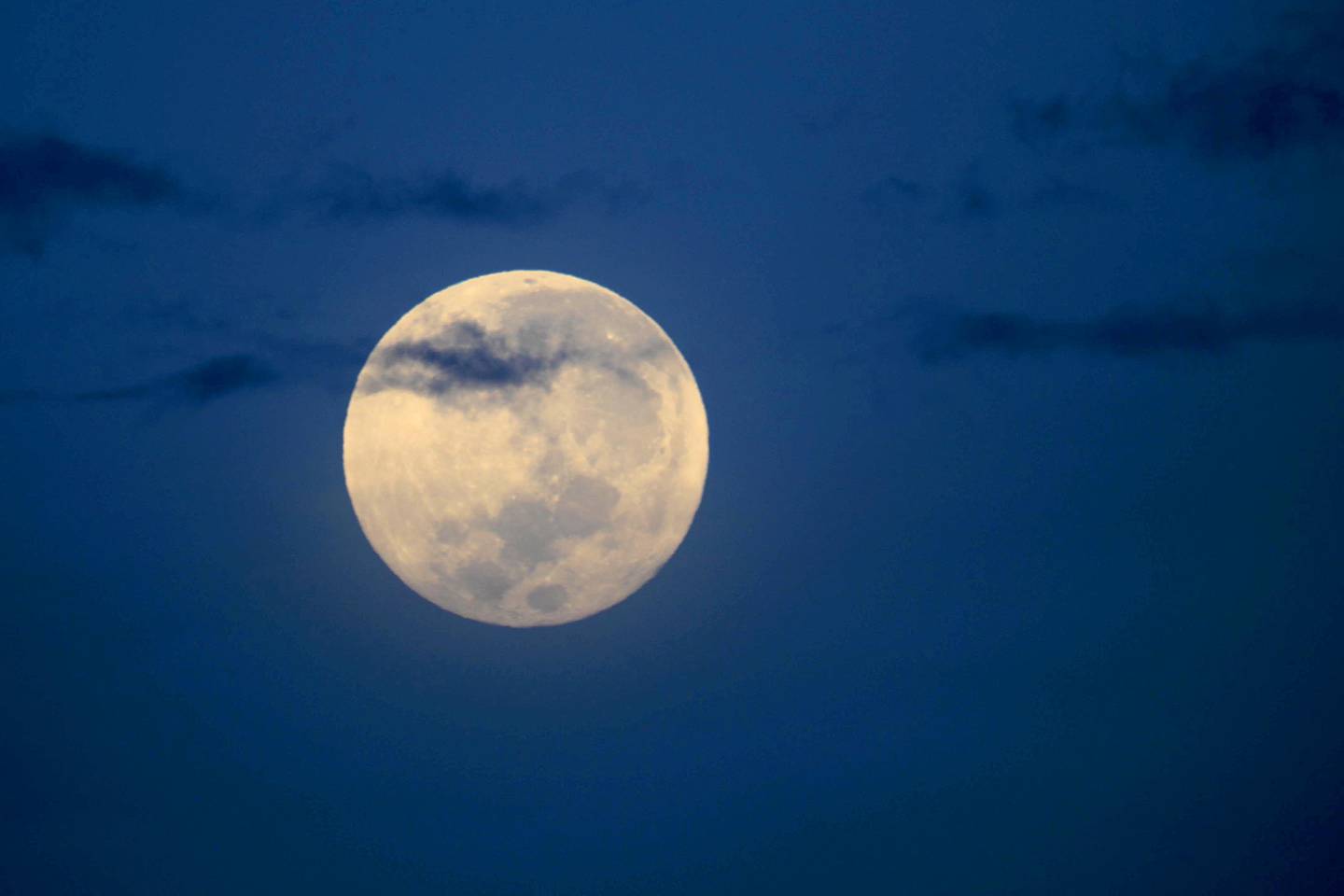 Así se despidió la superluna, sobre el aeropuerto Juan Santamaría, este jueves por la mañana. Fue la segunda de dos fases de luna llena en el mes de agosto que formó parte de un fenómeno poco frecuente al que se conoce como Luna Azul, aunque no tiene que ver con su color. El término en realidad se utiliza cuando se producen dos lunas llenas en un mismo mes del calendario, un evento poco común que solo puede ocurrir en los meses más largos. La próxima “luna azul” se espera para diciembre de 2024, otro mes con 31 días, y se repetirá hasta mayo de 2026.