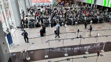 Nuevas restricciones de viajes acrecentan temor de una recaída del transporte aéreo 